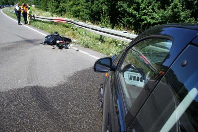 Neckartailfingen: Unachtsamer Motorradfahrer geraet ins Schleudern